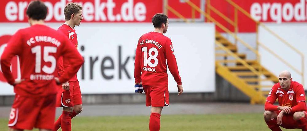 So sehen Verlierer aus. Energie Cottbus musste sich in Fürth geschlagen geben.