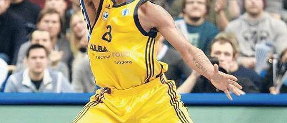 Gefahr von hinten. Albas Immanuel McElroy lässt sich von Sevillas Bullock entscheidend stören. Die Berliner waren ihrem Gegner meistens unterlegen. Foto: Thiemo Napierski