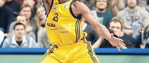 Gefahr von hinten. Albas Immanuel McElroy lässt sich von Sevillas Bullock entscheidend stören. Die Berliner waren ihrem Gegner meistens unterlegen. Foto: Thiemo Napierski