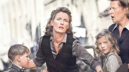 Die Russen kommen! Der Krieg ist endlich vorüber, doch für Ursula, ihre Mutter Martha und die Kinder drohen sogleich neue Gefahren (v. l. n. r. Mika Seidel, Maria Furtwängler, Lea Müller, Rosel Zech). Foto: ZDF