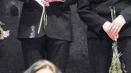 Deutschland, bleiche Mutter. Gabi Dauenhauer mit der politischen Spitze. Foto: dpa