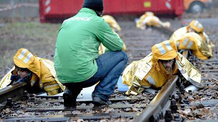 Greenpeace-Aktivisten haben am Dienstagmorgen in Karlsruhe Bahngleise blockiert, um gegen den bevorstehenden Castor-Transport zu protestieren. 