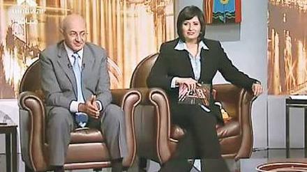 Lobende Worte finden die Moderatoren Said Ali (l.) und Hana Al-Semri beim Privatsender Al-Mehwar neuerdings für die Mubarak-Gegner, zu sehen auch auf Youtube. 