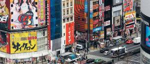 Viel Reklame, zu wenig Käufer. Japans Binnenwirtschaft – hier der Wirtschafts- und Shopping-Distrikt Shinjuku in Tokio – kommt seit Jahren nicht in Gang.