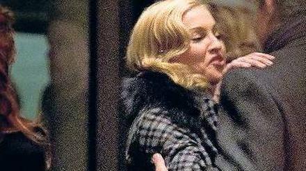 Nur einen kurzen Blick konnte man von Madonna vor dem Soho-Haus erhaschen.