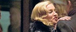 Nur einen kurzen Blick konnte man von Madonna vor dem Soho-Haus erhaschen.
