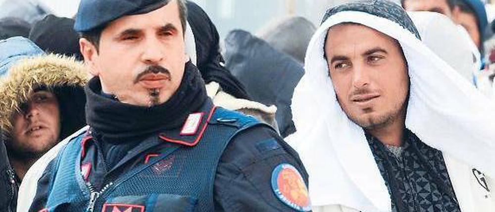 In guter Gesellschaft. Viele der tunesischen Flüchtlinge auf Lampedusa sind jung, gut ausgebildet und sprechen mehrere europäische Sprachen. Sie wollen arbeiten und suchen teilweise wohl nur vorübergehend Schutz vor Chaos und Gewalt in ihrer Heimat. 