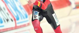 Ihre ersten Schritte in Freiheit. Claudia Pechstein am Start des Vergleichswettkampfs in Erfurt. Foto: dpa