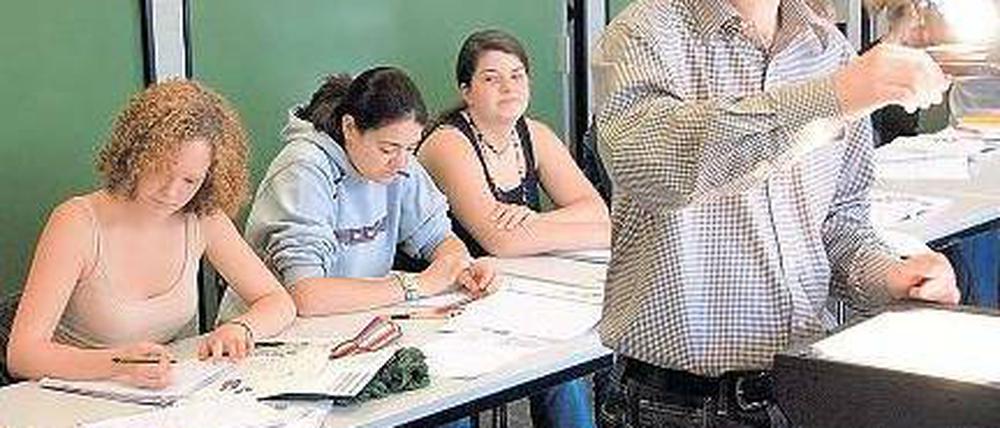 Was in der Arbeitswelt hilft. Neben dem Fachstudium sollen die Studierenden berufspraktische Kurse belegen. Fremdsprachen sind beliebter als manche Computerkurse. 