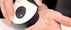 Handlicher Gesundheitstest. Das Messgerät, das am Dienstag an der Charité vorgestellt wurde, soll feststellen, ob die Lebensweise eines Menschen gesund ist. 