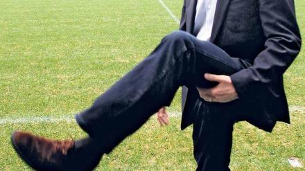 Lucien Favre will präziser trainieren und so das fast Unmögliche schaffen: den drohenden Abstieg des Traditionsklubs verhindern. 