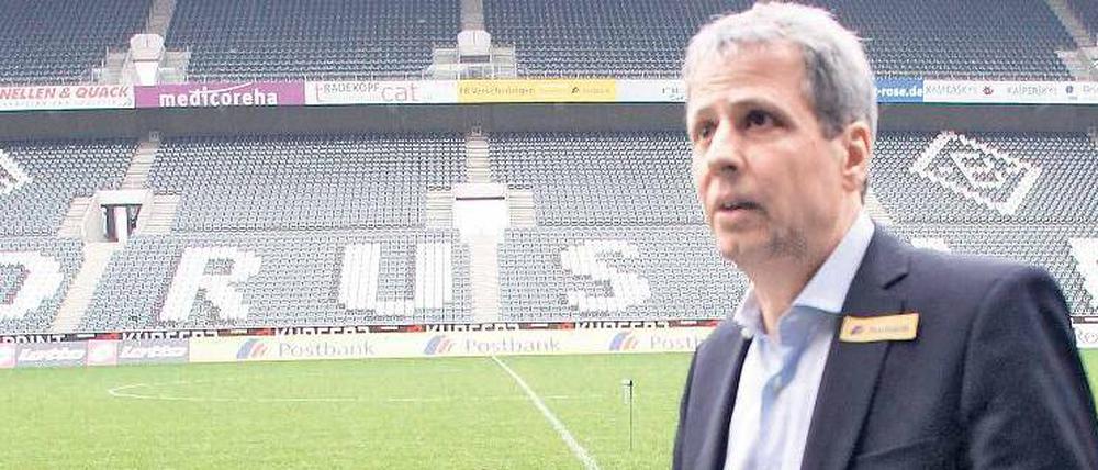 Lucien Favre will präziser trainieren und so das fast Unmögliche schaffen: den drohenden Abstieg des Traditionsklubs verhindern. 