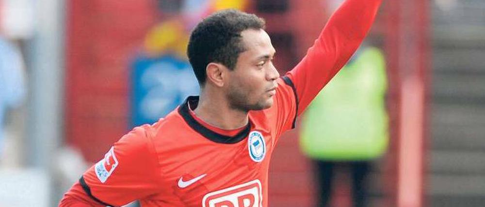 Fast erstklassig. Herthas Raffael traf gegen den Karlsruher SC drei Mal.