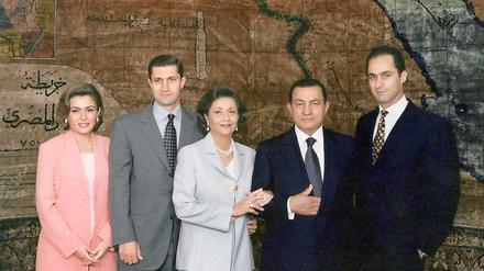 Hosni Mubarak (2. v. r.) mit seiner Frau Suzanne (M.) und seinen beiden Söhnen Gamal (r.) and Alaa (2. v. l.).