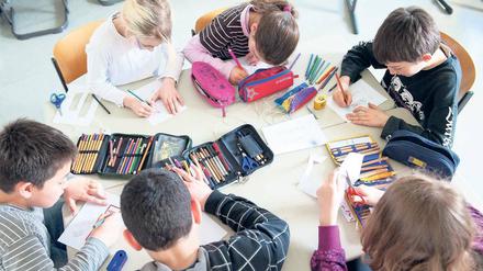 Zusammen arbeiten. Die schwarz-rote Koalition will den Zugang zu Privatschulen für Kinder aus ärmeren Familien erleichtern. 