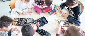 Zusammen arbeiten. Die schwarz-rote Koalition will den Zugang zu Privatschulen für Kinder aus ärmeren Familien erleichtern.