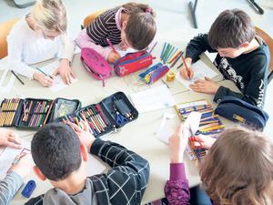 Zusammen arbeiten. Die schwarz-rote Koalition will den Zugang zu Privatschulen für Kinder aus ärmeren Familien erleichtern. 
