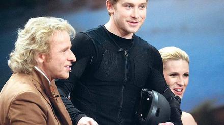 Als alles noch gut war. Samuel Koch (Mitte) wird in der Show am 4. Dezember von Thomas Gottschalk und Michelle Hunziker zu seiner Powerjump-Wette geführt.