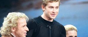 Als alles noch gut war. Samuel Koch (Mitte) wird in der Show am 4. Dezember von Thomas Gottschalk und Michelle Hunziker zu seiner Powerjump-Wette geführt. 