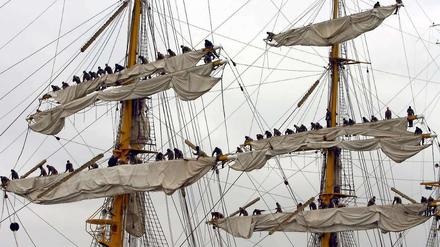 Marinesoldaten bergen in den Rahen die Segel der "Gorch Fock".