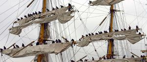 Marinesoldaten bergen in den Rahen die Segel der "Gorch Fock".