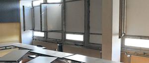 Vernagelt. In Klassenzimmern der Rosa-Luxemburg-Oberschule in Pankow wurden kaputte Fensterscheiben durch Spanplatten ersetzt. Unterrichtet werden kann hier längst nicht mehr.