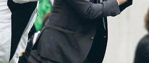 Ein Weltmeister soll’s richten. Manager Dieter Hoeneß ist davon überzeugt, dass Pierre Littbarski (l.) resoluter zu Werke geht als Steve McClaren (r.). Foto: firo