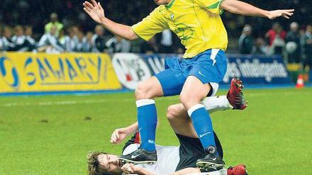 Wir sind keine Kleinen mehr. Die großen Fußballnationen sollen künftig nicht mehr auf der DFB-Elf herumtrampeln, so wie hier Brasiliens Juliano Belletti auf Torsten Frings beim 1:1 im Testspiel im Berliner Olympiastadion im September 2004. Foto: ddp