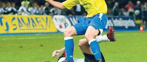 Wir sind keine Kleinen mehr. Die großen Fußballnationen sollen künftig nicht mehr auf der DFB-Elf herumtrampeln, so wie hier Brasiliens Juliano Belletti auf Torsten Frings beim 1:1 im Testspiel im Berliner Olympiastadion im September 2004. Foto: ddp