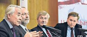 Zeitzeugen. Richard Burt, US-Botschafter zu Reagans Zeiten, Markus Meckel, 1990 Außenminister der DDR, Tagesspiegel-Herausgeber Gerd Appenzeller und der Historiker Manfred Görtemaker (v.l.) diskutieren am Montagabend in der Commerzbank. 