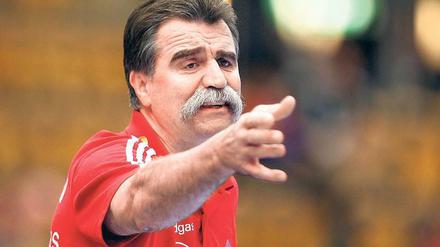 Ein Gesicht voller Sorgen. Heiner Brand wollte eigentlich nach der WM in Schweden aufhören, ließ sich aber zum Weitermachen überreden – vorläufig. Foto: dapd