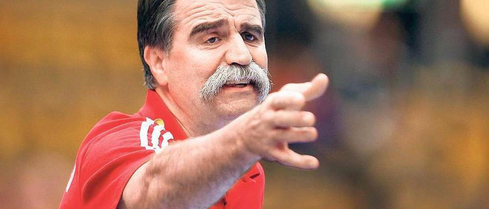 Ein Gesicht voller Sorgen. Heiner Brand wollte eigentlich nach der WM in Schweden aufhören, ließ sich aber zum Weitermachen überreden – vorläufig. Foto: dapd