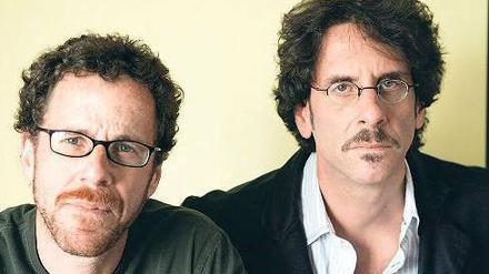 Kauz und Schnauz. Die Brüder Ethan (links) und Joel Coen wurden 1957 und 1954 in Minneapolis geboren. Seit ihrem Debüt „Blood Simple“ 1984 arbeiten sie als Drehbuchautoren, Regisseure und Produzenten zusammen. Zu ihren Filmen zählen „Fargo“ (1996) und „The Big Lebowski“ (1998). „No Country for Old Men“ erhielt 2008 vier Oscars, unter anderem als bester Film und für die beste Regie.