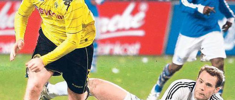 Und wieder vorbei. Die Dortmunder, hier Jakub Blaszczykowski, scheiterten immer wieder an Schalkes Kapitän und Torwart Manuel Neuer. Foto: Reuters