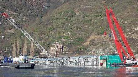Am Kran, der havarierte Tanker. Foto: dpa