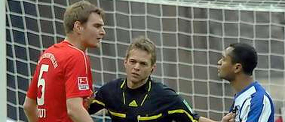 Hier in Clinch mit Raffael, ansonsten abgeklärt: Christian Stuff war einer der besten Unioner beim Derby.