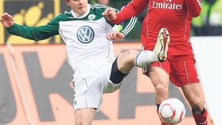 Fehltritt. Marcel Schäfer (l.) und seine Kollegen hatten im ersten Spiel unter ihrem neuen Trainer Pierre Littbarski keine Chance gegen den HSV mit Änis Ben-Hatira. 