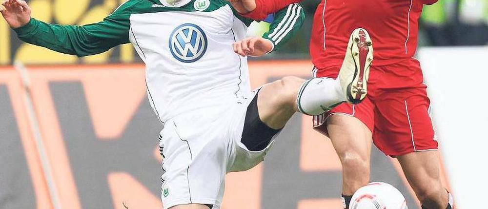 Fehltritt. Marcel Schäfer (l.) und seine Kollegen hatten im ersten Spiel unter ihrem neuen Trainer Pierre Littbarski keine Chance gegen den HSV mit Änis Ben-Hatira.