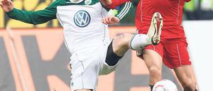 Fehltritt. Marcel Schäfer (l.) und seine Kollegen hatten im ersten Spiel unter ihrem neuen Trainer Pierre Littbarski keine Chance gegen den HSV mit Änis Ben-Hatira.