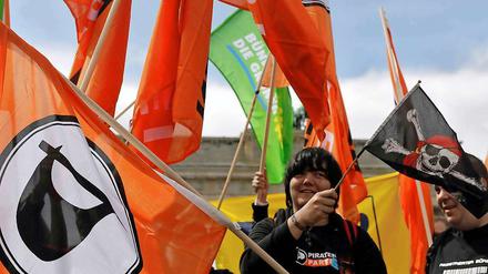 Schaffen Sie es in diesem Jahr auch in den Berliner Senat? Mitglieder der Piratenpartei demonstrieren im Jahr 2009 vor dem Brandenburger Tor. Die Entwicklung der Partei stagniert derzeit.