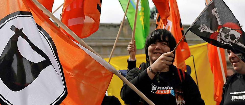 Schaffen Sie es in diesem Jahr auch in den Berliner Senat? Mitglieder der Piratenpartei demonstrieren im Jahr 2009 vor dem Brandenburger Tor. Die Entwicklung der Partei stagniert derzeit.