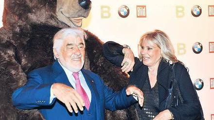 Das ge-fellt. Mario und Monique Adorf kuscheln bei der BMW-Party. Foto: dpa