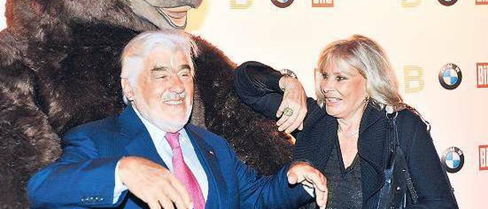 Das ge-fellt. Mario und Monique Adorf kuscheln bei der BMW-Party. Foto: dpa