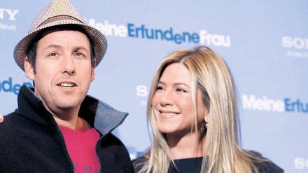 Recht freundlich. Bevor es ins Kino zur Vorführung ging, genossen Jennifer Aniston und Adam Sandler das Blitzlichtgewitter beim Photocall im Hotel Adlon.