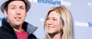 Recht freundlich. Bevor es ins Kino zur Vorführung ging, genossen Jennifer Aniston und Adam Sandler das Blitzlichtgewitter beim Photocall im Hotel Adlon.