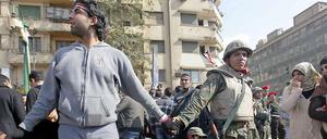 Hand in Hand: Armee und Militär sperren gemeinsam den Tahrir-Platz in Kairo ab. Auch die politische Zusammenarbeit scheint zu funktionieren.