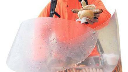 Team Orange. 1,20 Euro kostet die Wurst im Brötchen, an Imbiss-Ständen zahlt man leicht mehr.
