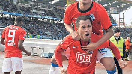 Familienpackung. Der dreifache Torschütze Raffael (unten) und sein Bruder Ronny, einmal erfolgreich, feiern ihre Treffer. Adrian Ramos (hinten links) freut sich eher still über seine beiden Tore. 