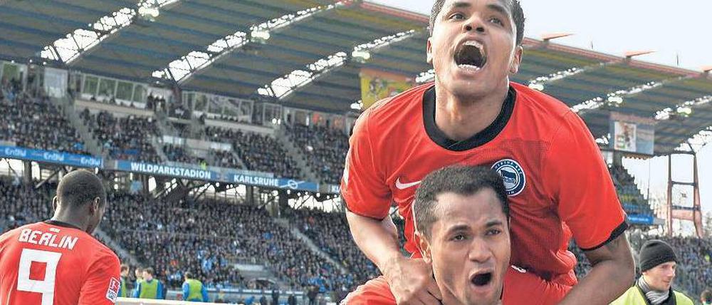 Familienpackung. Der dreifache Torschütze Raffael (unten) und sein Bruder Ronny, einmal erfolgreich, feiern ihre Treffer. Adrian Ramos (hinten links) freut sich eher still über seine beiden Tore.