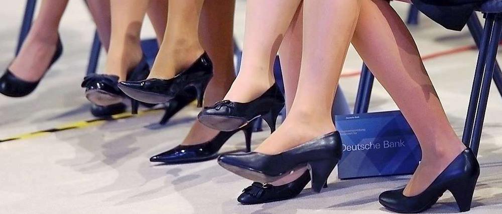 Berockt und hochhackig beschuht - sind Frauen an ihrem Bild in der Karrierewelt selbst schuld?
